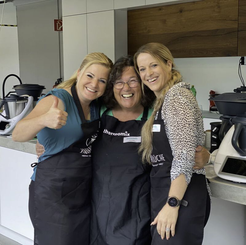 So sieht ein motiviertes Team am Kochkurs aus