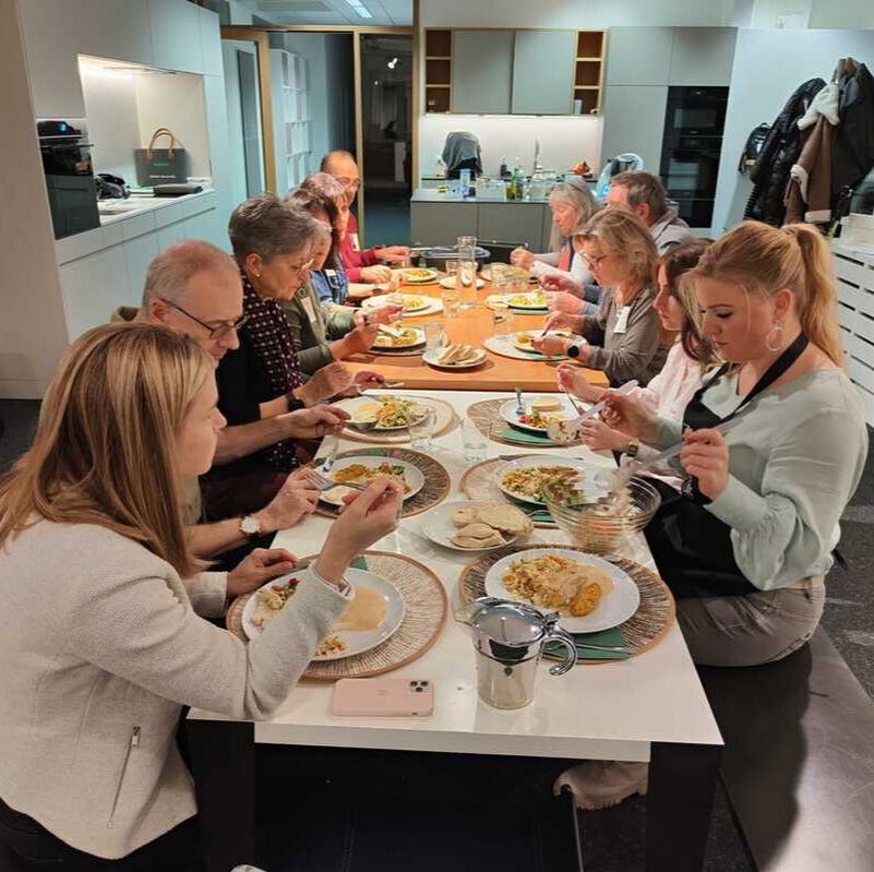 Gastgeber mir Famiele am Tisch